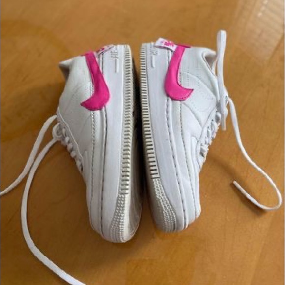 NIKE 
AIR FORCE 1
Fashion Sneakers 
 Shoes 
Size 7 - Picture 5 of 9